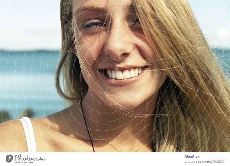 Portrait einer jungen Frau Freude schön Leben Sinnesorgane Sommer Sommerurlaub Sonne Strand Meer Junge Frau Jugendliche 18-30 Jahre Erwachsene Landschaft