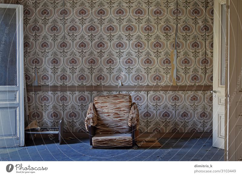 verlassenes Haus Wohnzimmer Möbel Stuhl Tapete Architektur verblüht warten dreckig retro Stimmung Einsamkeit Nostalgie Surrealismus gebrochen Armsessel gerissen