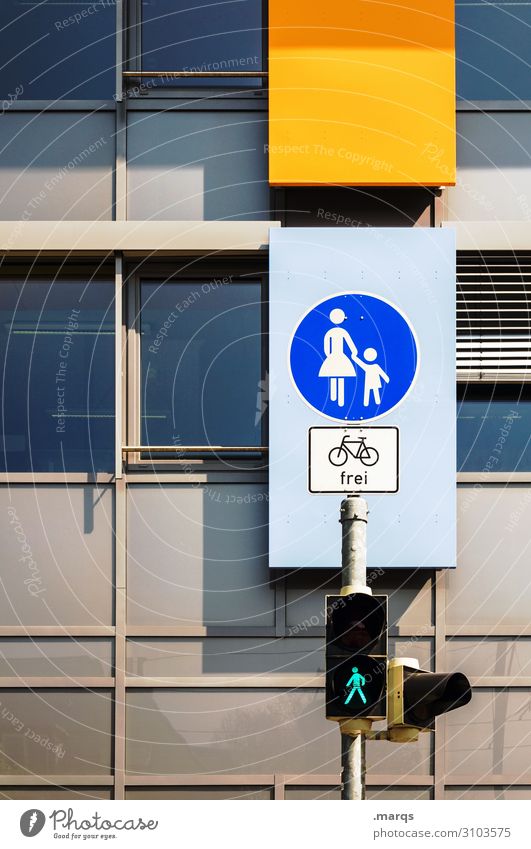 GO Verkehr Personenverkehr Ampel grün Verkehrszeichen Sicherheit authentisch Alltagsfotografie Farbfoto Außenaufnahme Menschenleer Textfreiraum links