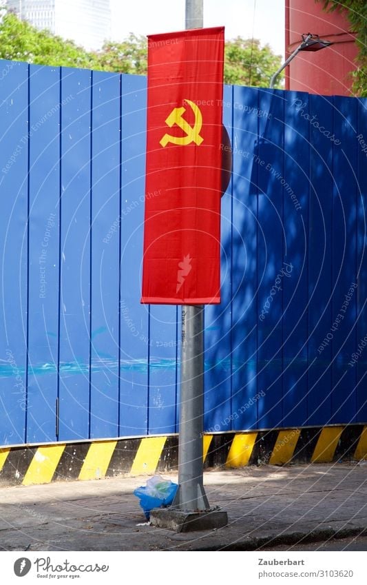 Hammer und Sichel auf rot und blau Saigon Vietnam Mauer Wand Fahne Fahnenmast Zeichen eckig Ehre Solidarität dumm Gewalt Präzision Sozialismus Kommunismus