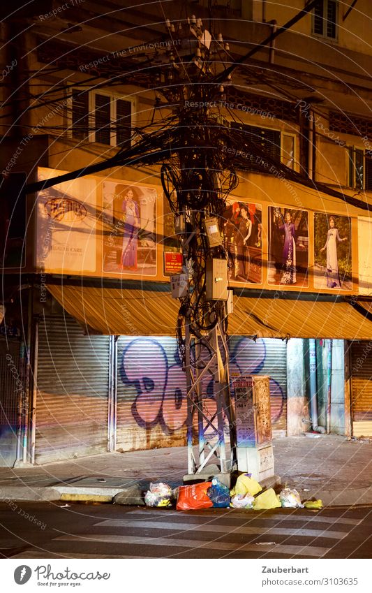 Strom, Graffiti und Licht Energiewirtschaft Strommast Hochspannungsleitung Kabelsalat Subkultur Mode Stadtzentrum Gebäude Sack dunkel kaputt Wärme mehrfarbig
