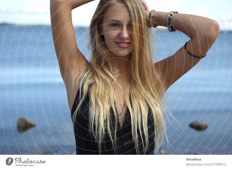 Portrait einer jungen, blonden Frau am Meer Freude schön Sommer Sommerurlaub Strand Junge Frau Jugendliche Model 18-30 Jahre Erwachsene Landschaft