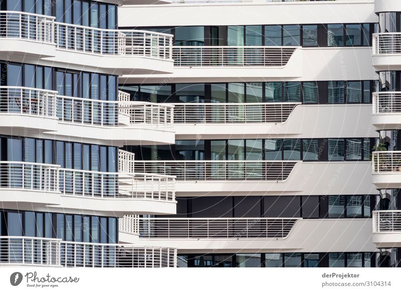 Ein abweisendes Gebäude an der Spree mitb Balkons Hochhaus Zentralperspektive Textfreiraum links Textfreiraum oben Strukturen & Formen Textfreiraum rechts