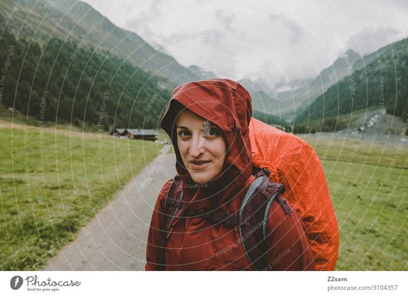Wandern bei Regenwetter Ferien & Urlaub & Reisen Abenteuer Expedition Berge u. Gebirge wandern Junge Frau Jugendliche 18-30 Jahre Erwachsene Natur Landschaft