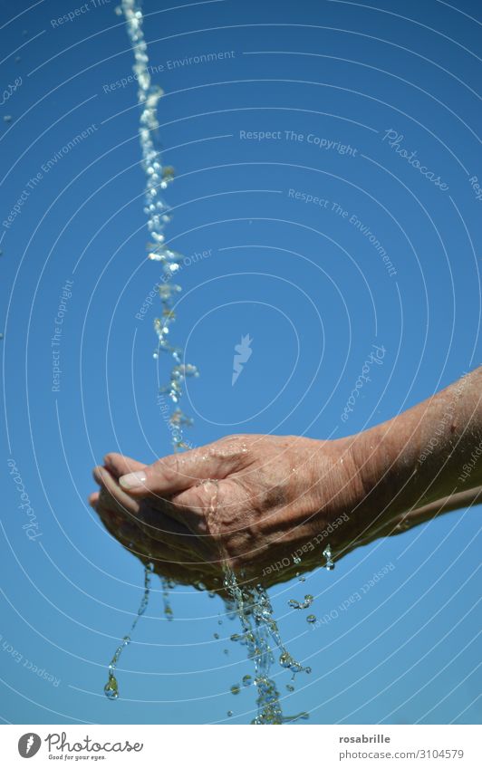 sauberes Trinkwasser | wertvoll Erfrischungsgetränk Leben Zufriedenheit Hand Wasser Himmel Reinigen nass Sauberkeit blau Durst Erwartung rein fließen