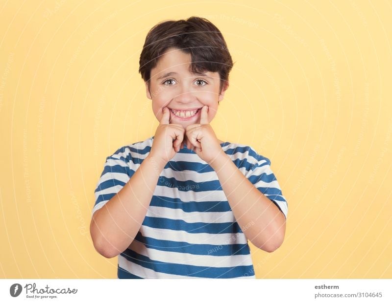 Lustiges Kind macht Lächeln Lifestyle Freude Behandlung Spielen Mensch maskulin Kindheit Mund Zähne 1 3-8 Jahre Fitness lachen Fröhlichkeit lustig Gefühle