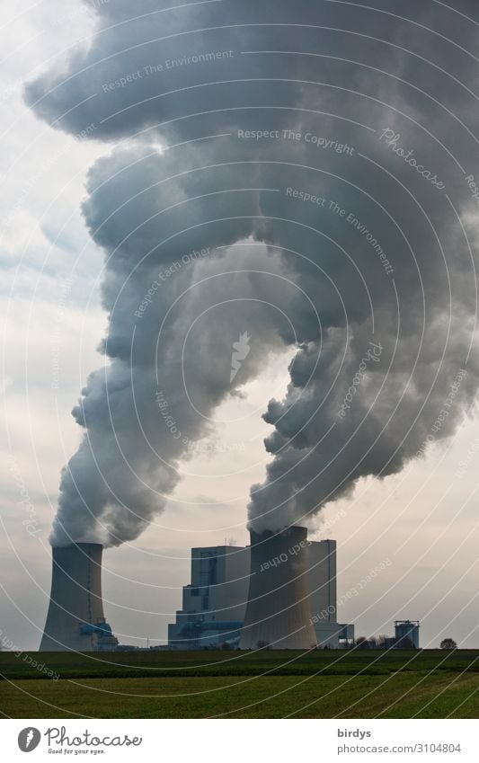 Braunkohlenkraftwerk in NRW, CO2 Energiewirtschaft Kohlekraftwerk Wolken Klimawandel schlechtes Wetter Feld Kühlturm authentisch dreckig grau Sorge