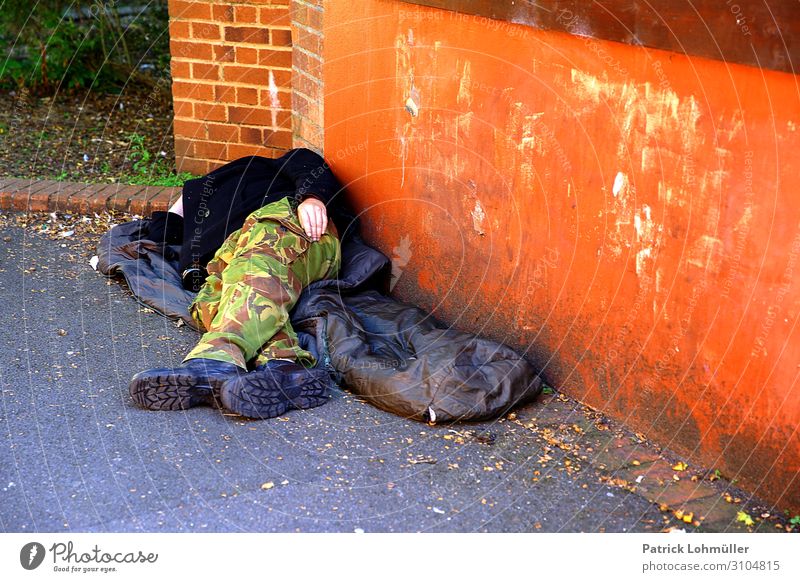 Obdachloser Mensch maskulin Mann Erwachsene Körper Beine 1 45-60 Jahre Umwelt Park Exeter England Großbritannien Europa Stadt Stadtzentrum Mauer Wand Stein