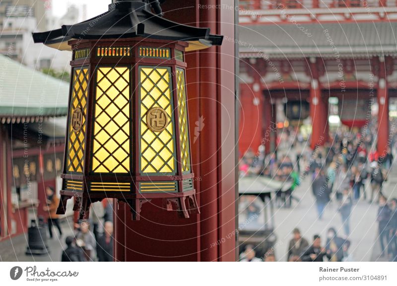Laterne im Tempel von Asakusa, Tokyo Erholung Meditation Menschenmenge Japan Schrein Lampe Sehenswürdigkeit Wahrzeichen friedlich achtsam Gelassenheit