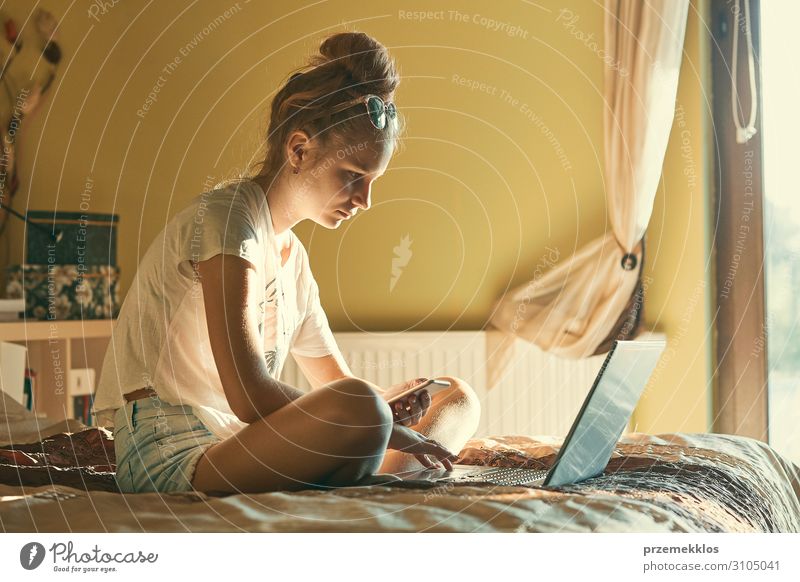 Junge Frau mit tragbarem Computer und Handy Schule lernen Arbeit & Erwerbstätigkeit Büro Business Telefon Notebook Technik & Technologie Internet Mädchen
