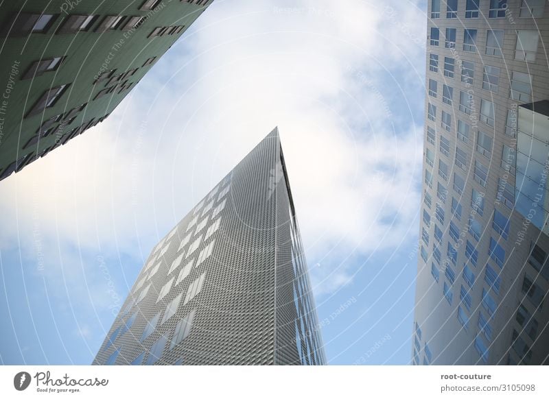 Skyline mit blauem Himmel und Wolken Arbeitsplatz Büro Wirtschaft Baustelle Börse Geldinstitut Business Unternehmen Karriere Erfolg Stadt Hochhaus Bankgebäude