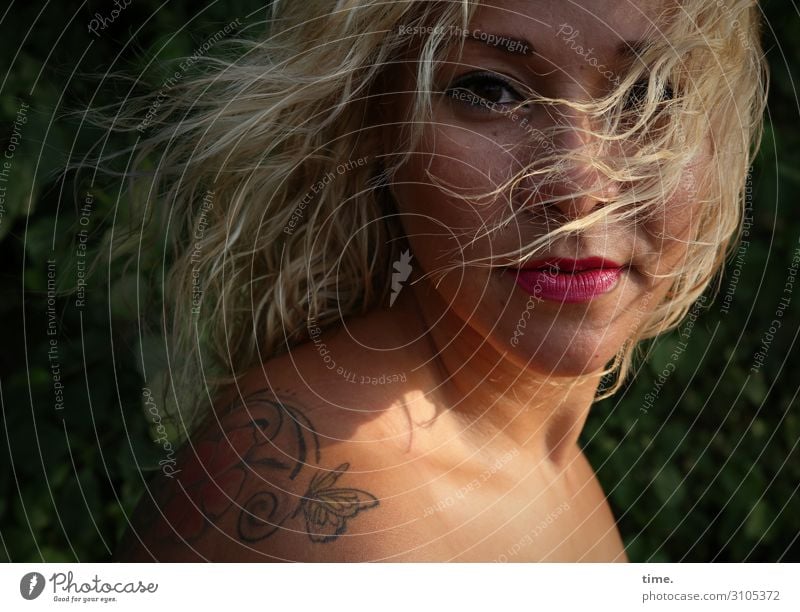 Frau mit Tattoo feminin Erwachsene 1 Mensch Sommer Schönes Wetter Wind Park blond langhaarig Locken beobachten Blick warten schön wild Gefühle Leidenschaft