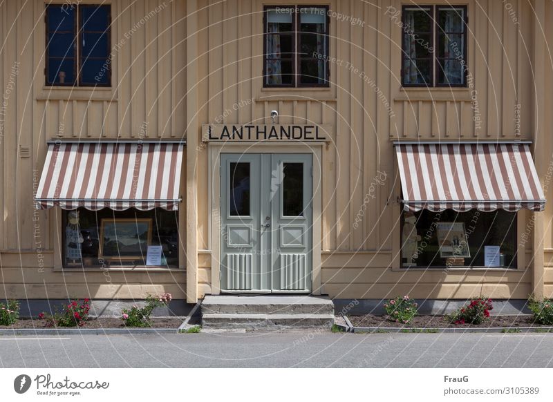 Lanthandel kaufen Kristianopel Schweden Nordeuropa Haus Fassade Schaufenster Markise Straße Holz Nostalgie Krämerladen Licht Schatten Farbfoto