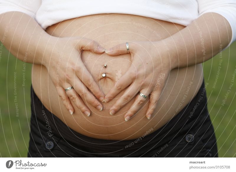Babybauch schwanger pregnant belly Sonnenuntergang Hand Frau feminin natürlich Bauch Kinderwunsch Bauchnabelpiercing Ring Schmuck