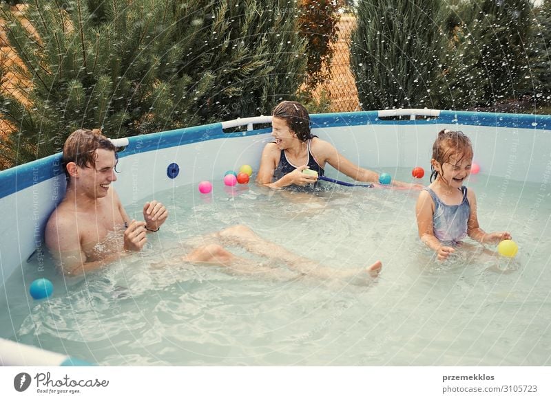 Kinder beim Plantschen im Pool Lifestyle Freude Glück Erholung Schwimmbad Spielen Ferien & Urlaub & Reisen Sommer Sommerurlaub Mädchen Junge Junger Mann