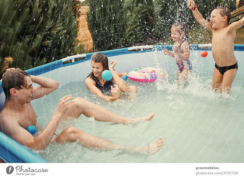 Kinder beim Plantschen im Pool Lifestyle Freude Glück Erholung Schwimmbad Spielen Ferien & Urlaub & Reisen Sommer Garten Mensch Mädchen Junge Geschwister