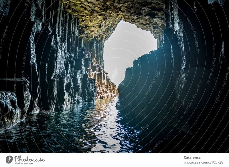 Eine Basalthöhle am Meer, das Sonnenlicht scheint hinein Ferien & Urlaub & Reisen Ausflug Abenteuer Insel Natur Landschaft Urelemente Wasser Felsen