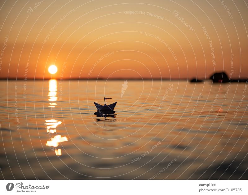 Sonnenuntergang am See mit kleinem Papierschiff Gesundheit Erholung ruhig Sauna Schwimmen & Baden Ferien & Urlaub & Reisen Tourismus Sommerurlaub Strand Meer