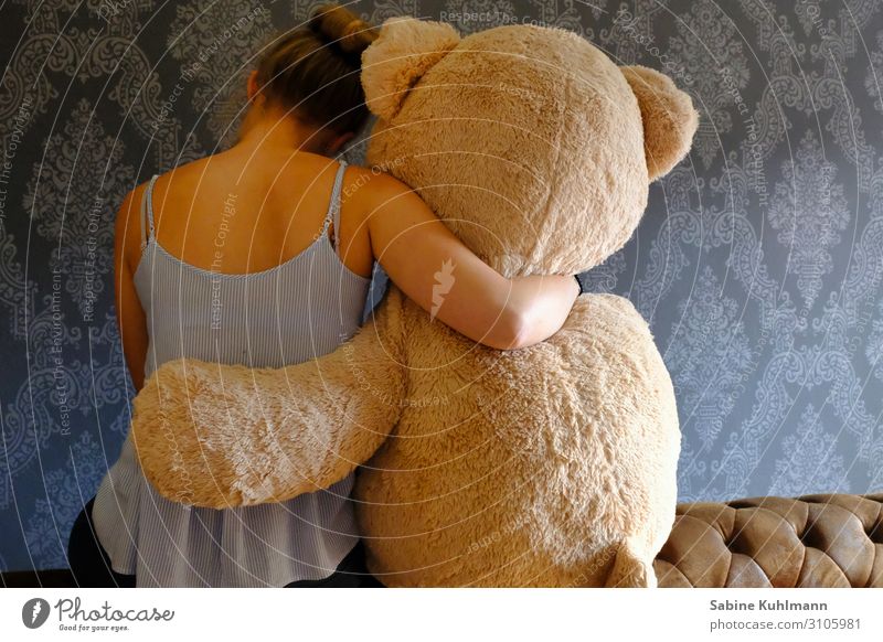 Love Mensch feminin Junge Frau Jugendliche 1 13-18 Jahre Teddybär Stofftiere berühren sitzen träumen Traurigkeit Umarmen niedlich Stimmung Vertrauen