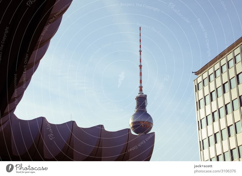 eine ruhige Kugel schieben DDR Wolkenloser Himmel Berlin-Mitte Hauptstadt Stadtzentrum Fassade Sehenswürdigkeit Wahrzeichen Berliner Fernsehturm retro Stil