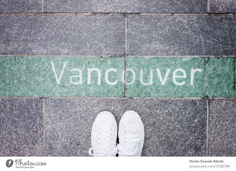Blick auf Vancouver Ferien & Urlaub & Reisen Tourismus Fuß Kanada Wege & Pfade Schuhe Turnschuh Stein Beton Schriftzeichen Schilder & Markierungen grau grün