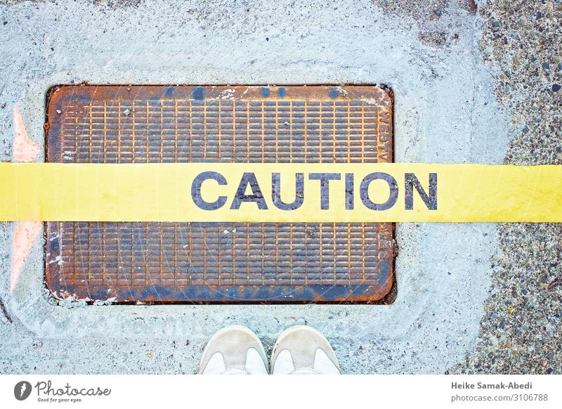 Vorsicht! Caution! Fuß Schuhe Turnschuh Schriftzeichen Schilder & Markierungen Hinweisschild Warnschild gelb Sicherheit Schutz Farbfoto Menschenleer
