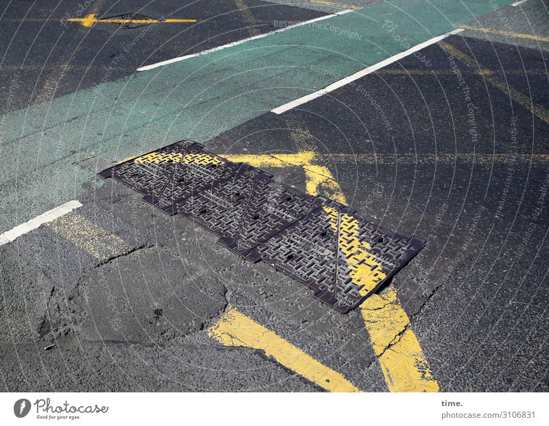 baselines (3) grundlinie linien Straße Asphalt grau gelb Vogelperspektive weiss streifen abgenutzt Gully grün fahrradweg teer mathematik design chaos