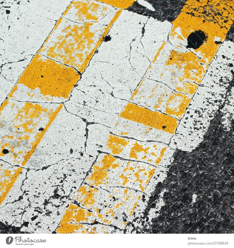 baselines (11) grundlinie linien Straße Asphalt grau gelb Vogelperspektive weiss streifen abgenutzt teer mathematik design überweg