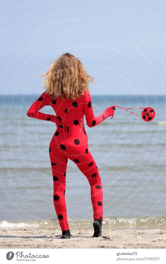 wertvoll | Ladybugs Miraculous (Insider) Junge Frau Jugendliche Leben 1 Mensch 13-18 Jahre Sommer Schönes Wetter Küste Strand Meer Mode Cat Suit blond