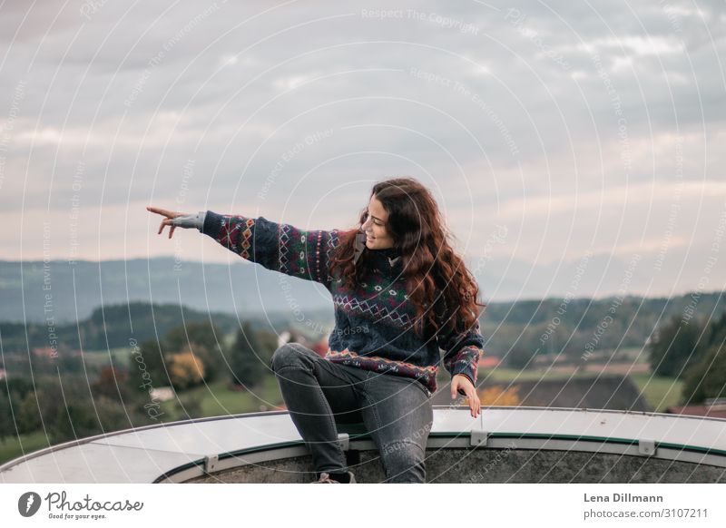 Frau zeigend mit Ausblick berg wandern Wangen im Allgäu Mädchen Pulli Natur Berge Panorama lange Haare unterwegs Deutschland Süddeutschland Voralpen