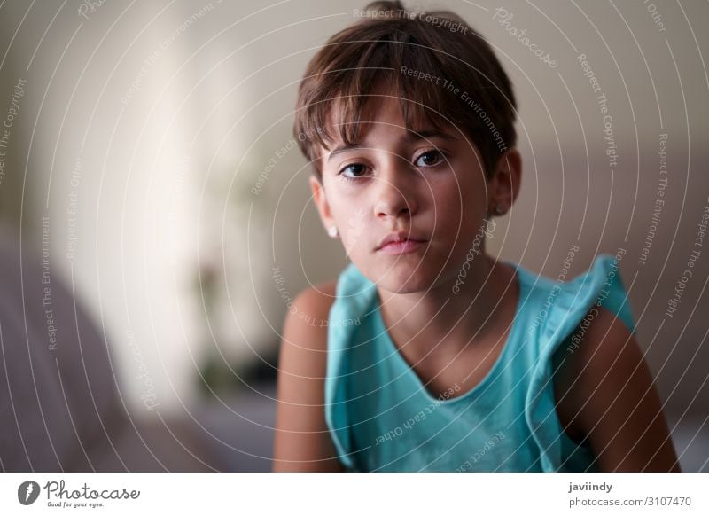 Kleines Mädchen, acht Jahre alt, schaut ernsthaft in die Kamera. Lifestyle Stil schön Haare & Frisuren Gesicht Kind Mensch feminin Frau Erwachsene Kindheit 1