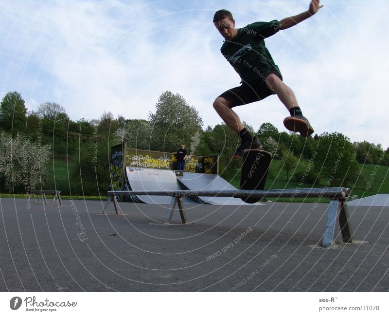 Skater @ Work Skateboarding Kickflip Luft springen Park Sport Oli Rail danger