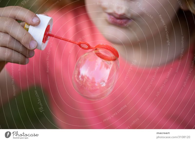 Seifenblasen Mädchen Nahaufnahme Makroaufnahme Kind Kleinkind Spielen Porträt schaukeln Kindheit Glück entdecken kindlich