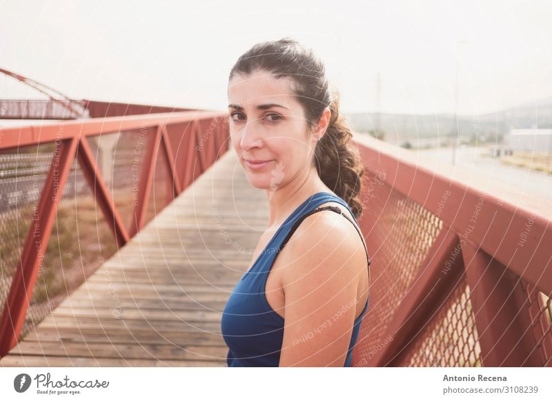 Hübsche mittelgroße Frau, bereit für das Training von Laufübungen. Lifestyle ruhig Freizeit & Hobby Sport Erwachsene Herbst Brücke Architektur Fußgänger Fitness