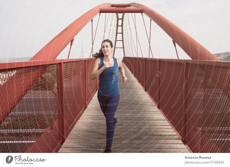 mittlere erwachsene Frau, die auf einer Brücke läuft. Lifestyle Sport Mensch Erwachsene Herbst Architektur Fußgänger anstrengen rennen 30s
