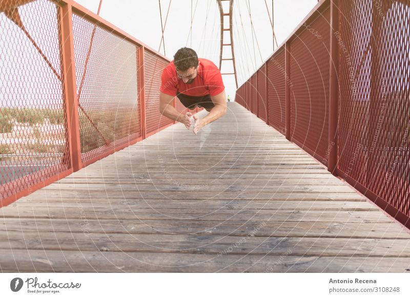 Mann Training Liegestütze auf einer Brücke Sport Mensch Erwachsene Fußgänger Vollbart Fitness springen muskulös rot anstrengen Muskulatur 30s 40s echte Menschen