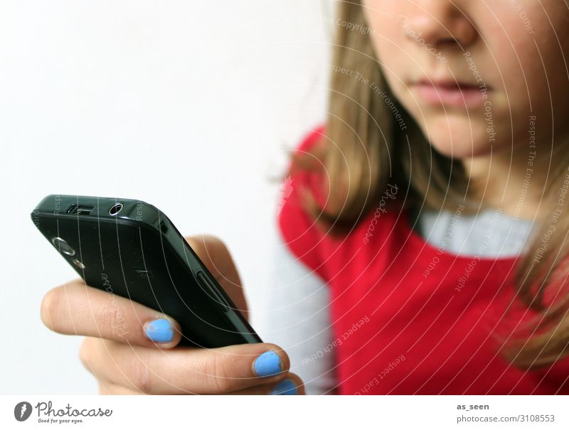 Mobiltelefonnutzung Kindererziehung Bildung Schule Schulkind Bildschirm Technik & Technologie Unterhaltungselektronik Telekommunikation Internet Mädchen