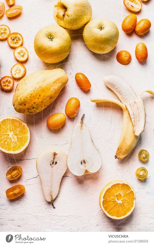 Gelbe und orange Obst und Gemüse auf Weiß Lebensmittel Frucht Ernährung Stil Design Gesunde Ernährung trendy gelb various fruits flat lay healthy collection
