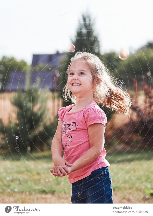 Kleines Mädchen spielt mit Seifenblasen Lifestyle Freude Glück Spielen Garten Kind Kindheit 1 Mensch 30-45 Jahre Erwachsene Spielplatz authentisch Fröhlichkeit