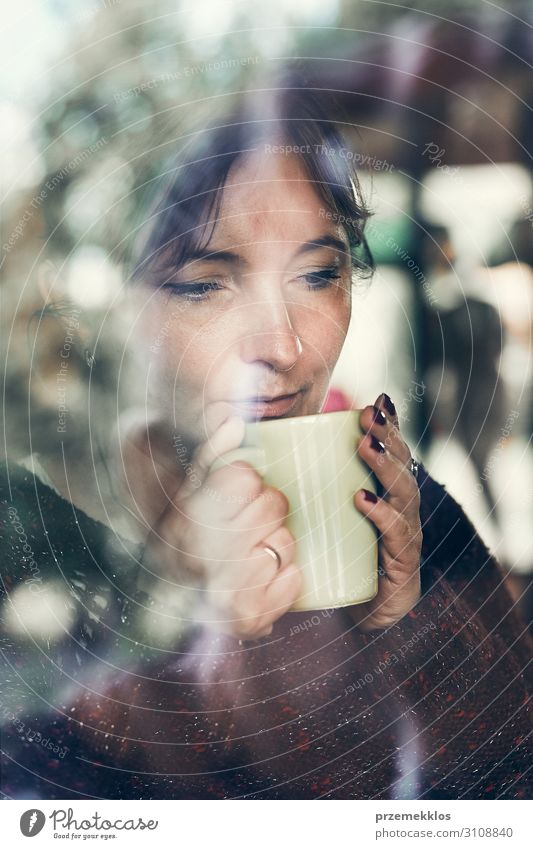 Porträt einer Frau, die einen Kaffee trinkt. Echte Menschen, authentische Situationen trinken Tee Erholung Junge Frau Jugendliche Erwachsene 1 30-45 Jahre