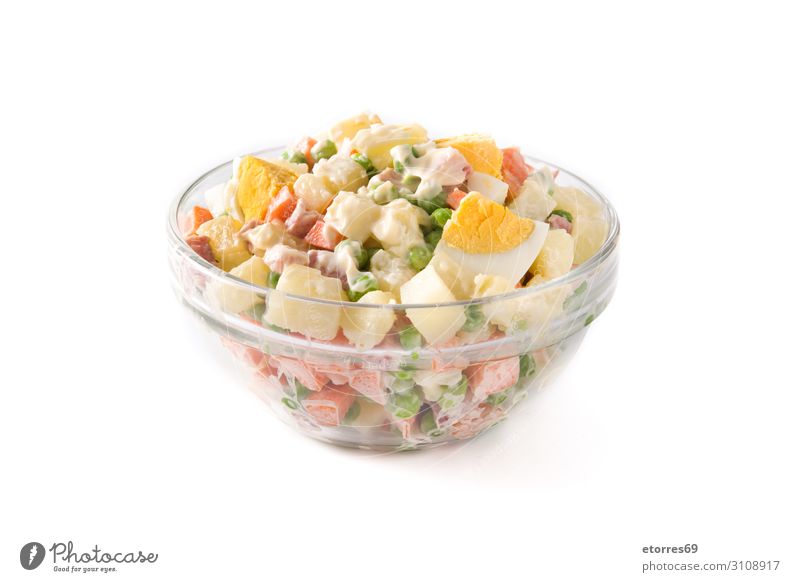 Traditioneller russischer Salat in einer Schüssel. Olivier Salat isoliert Russen Lebensmittel Gesunde Ernährung Foodfotografie Schalen & Schüsseln Gemüse