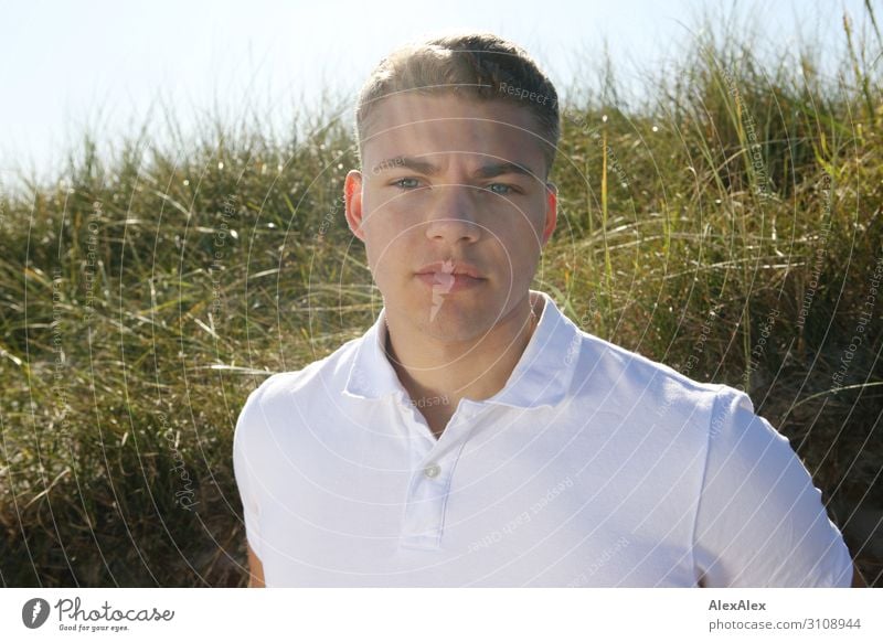 Gegenlichtportrait eines jungen Mannes vor einer Stranddüne Lifestyle schön Sommer Sommerurlaub Sonne Junger Mann Jugendliche 13-18 Jahre Landschaft