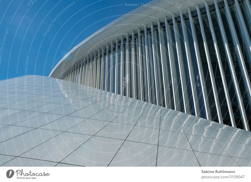 Moderne Architektur Sightseeing Städtereise Musik ausgehen Kultur Konzert Luxemburg Gebäude Fassade Sehenswürdigkeit Philharmonie Luxemburg außergewöhnlich blau