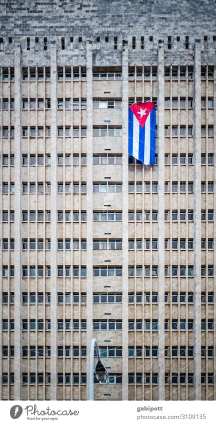 Kubanische Flagge an Hochhaus in Havanna Reisefotografie Ferien & Urlaub & Reisen Menschenleer Fernweh Großstadt Haus Fahne Sozialismus Politik & Staat