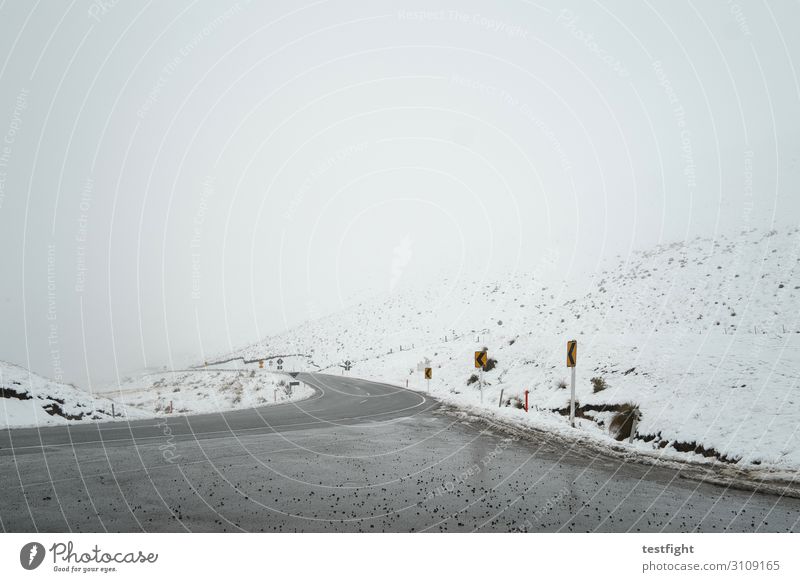 wintereinbruch Umwelt Natur Landschaft Klima schlechtes Wetter Unwetter Schnee Schneefall Straße Hochstraße kalt Eis Pass Neuseeland crown range Hügel