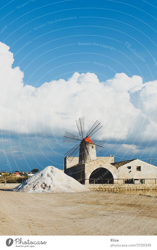 Weißes Gold Industrieanlage weiß meersalzsaline Saline Windmühle entsalzungsanalage Wolkenformation Blauer Himmel Sonne Sizilien Salz salzhügel mehrfarbig
