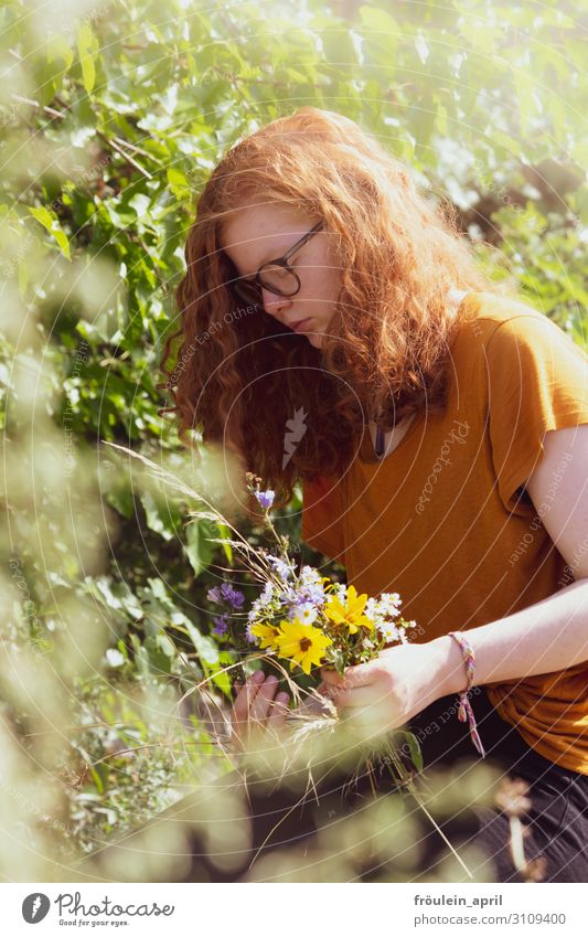 rothaarige junge Frau bindet Feldblumenstrauß Blumenstrauß Brille Hochformat Sommer Sonnenblumen Tageslicht Mensch feminin Farbfoto Erwachsene 1 18-30 Jahre