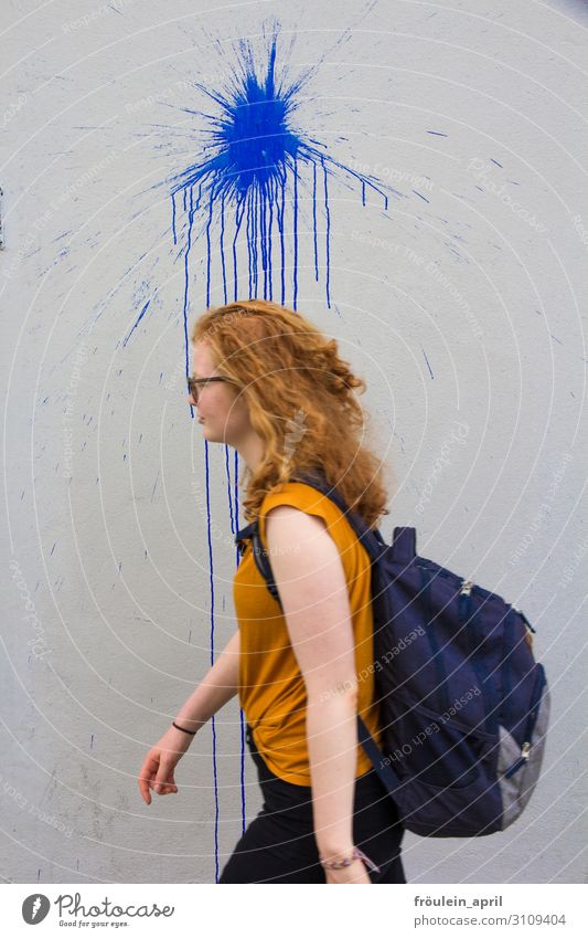 blauer Fleck feminin Junge Frau Jugendliche 1 Mensch 18-30 Jahre Erwachsene Mauer Wand Rucksack rothaarig gehen einzigartig Originalität orange Kreativität