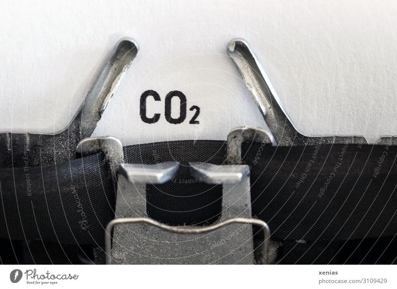 CO2 - Kohlendioxid auf einer alten Schreibmaschine getippt Wissenschaften Energiewirtschaft Industrie Umwelt Urelemente Klimawandel Schreibwaren Papier Zeichen