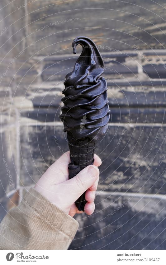 schwarzes Eis in Waffel mit Aktivkohle Lebensmittel Dessert Speiseeis Ernährung Essen Lifestyle exotisch Gesunde Ernährung Mensch Mann Erwachsene Hand 1
